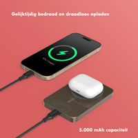 Selencia Vivid MagSafe Powerbank 5.000 mAh - Draadloze Powerbank - MagSafe en Qi2 - Desert Gold / Rosy Marble