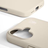 iDeal of Sweden Silicone Case met MagSafe Apple iPhone 17 - Cloud Dancer