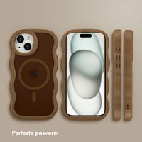 Selencia Wavy Backcover met MagSafe Apple iPhone 15 - Mocha Brown
