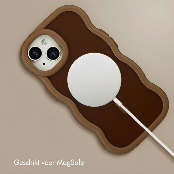 Selencia Wavy Backcover met MagSafe Apple iPhone 15 - Mocha Brown