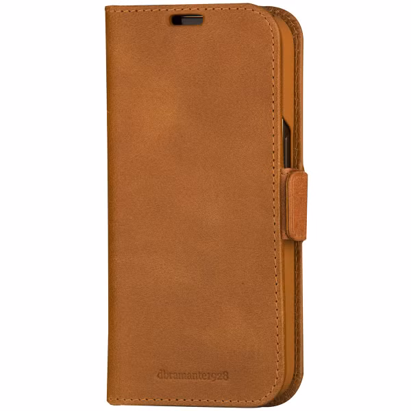 dbramante1928 Copenhagen Bookcase Apple iPhone 15 - Bruin