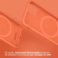 Accezz Liquid Silicone Backcover met MagSafe Apple iPhone 15 - Nectarine