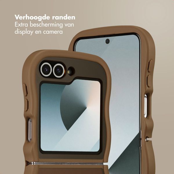 Selencia Wavy Backcover met MagSafe Samsung Galaxy Z Flip 6 - Mocha Brown