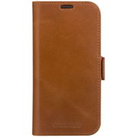 dbramante1928 Copenhagen Bookcase Apple iPhone 15 - Bruin