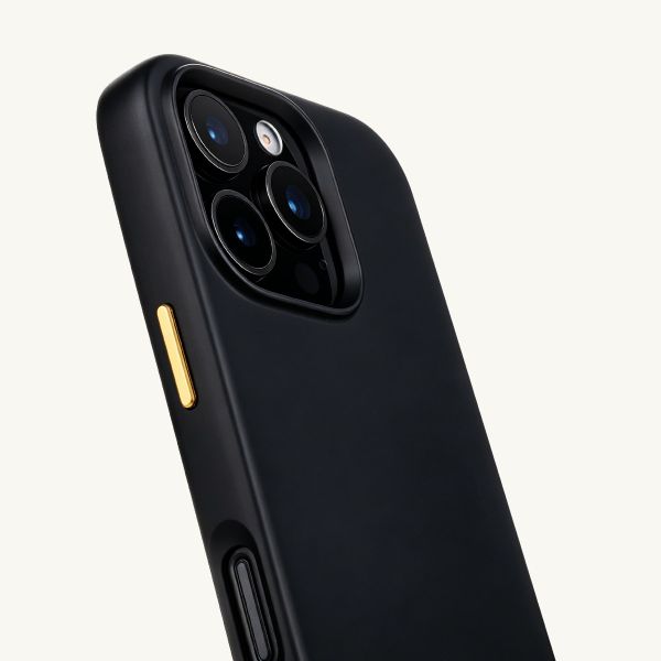 Selencia Rivièra MagSafe Backcover met afneembare haakjes voor de Apple iPhone 16 Pro - Velvet Black + Sleek Chain (130 cm) - Gold