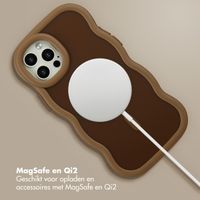 Selencia Wavy Backcover met MagSafe Apple iPhone 12 (Pro) - Mocha Brown