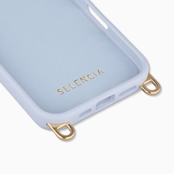 Selencia Rivièra MagSafe Backcover met afneembare haakjes voor de Apple iPhone 17 - Powder Blue + Bold Chain (130 cm) - Gold