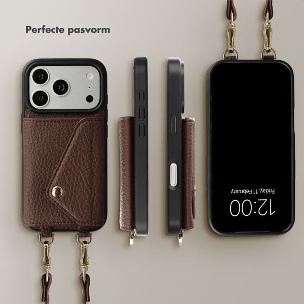 Selencia Sera Telefoonhoes met Koord en Envelop Pashouder Apple iPhone 17 Pro Max - Chocolate Brown