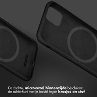 Accezz Liquid Silicone Backcover met MagSafe Apple iPhone 13 - Zwart