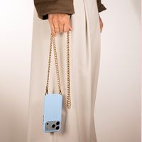 Selencia Rivièra MagSafe Backcover met afneembare haakjes voor de Apple iPhone 15 - Powder Blue + Bold Chain (130 cm) - Gold
