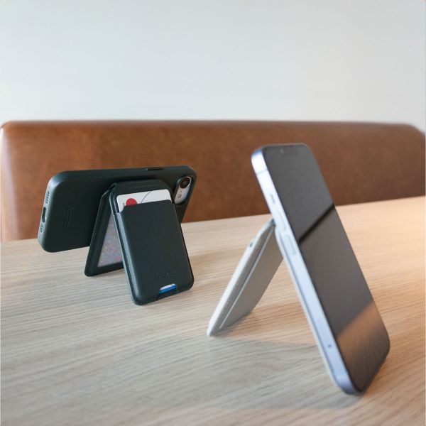 Accezz Leren Wallet met standaard - Geschikt voor MagSafe en Qi2 - Cedar Green