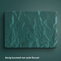 Selencia Fluwelen Cover voor de MacBook Pro 16 inch (2021 / 2023 M3 chip / 2024 M4 chip) - A2485 / A2780 / A2991 / A3186 / A3403 - Donkergroen