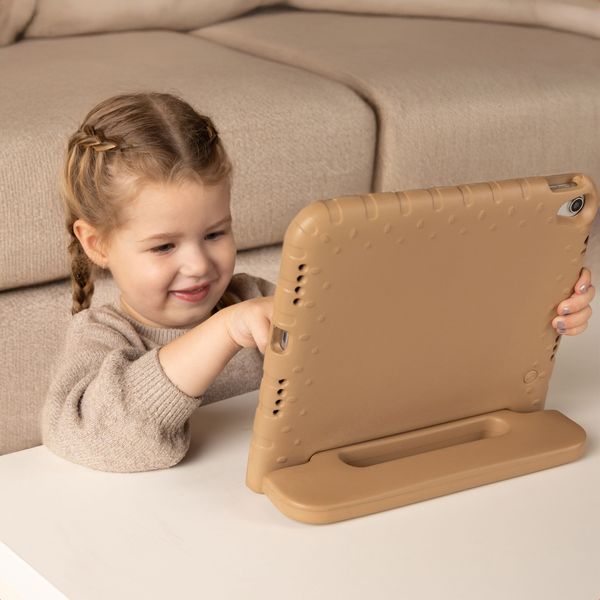 imoshion Kids-Proof Back Cover with Handle Apple iPad 9 (2021) 10.2 inch / iPad 8 (2020) 10.2 inch / iPad 7 (2019) 10.2 inch - Beige