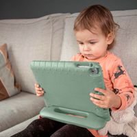 imoshion Kidsproof Backcover met handvat iPad 11 (2025) 11 inch / iPad 10 (2022) 10.9 inch - Olijfgroen