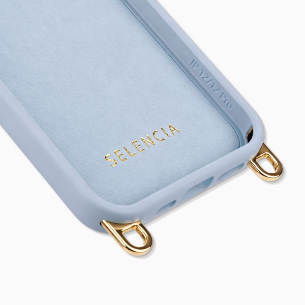 Selencia Rivièra MagSafe Backcover met afneembare haakjes voor de Apple iPhone 12 / 12 Pro - Powder Blue + Bold Chain (130 cm) - Gold