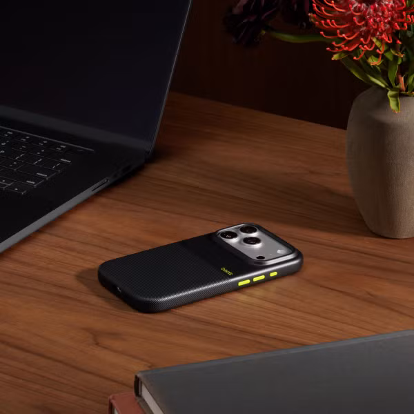 Beats Rugged Case met MagSafe en Camera Control Apple iPhone 17 Pro - Everest Black