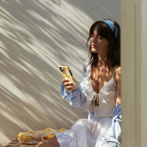 Burga Tough Backcover Apple iPhone 16 - Lemon Tart