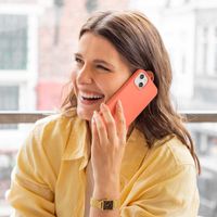 Accezz Liquid Silicone Backcover met MagSafe Apple iPhone 15 - Nectarine