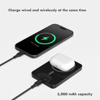 Selencia Vivid Powerbank 5,000 mAh - Wireless Powerbank - Compatible with MagSafe and Qi - Black / Happy Dots Burgundy