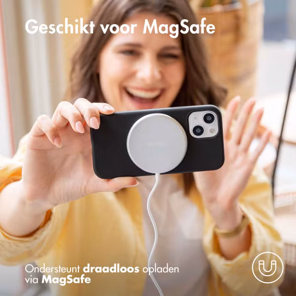 Accezz Liquid Silicone Backcover met MagSafe Apple iPhone 13 - Zwart