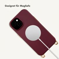 Selencia Rivièra MagSafe Case with detachable hooks Apple iPhone 15 - Bold Burgundy