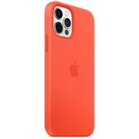 Apple Silicone Backcover MagSafe iPhone 12 (Pro) - Electric Orange