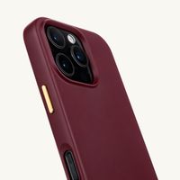 Selencia Rivièra MagSafe Backcover met afneembare haakjes voor de Apple iPhone 16 Pro Max - Bold Burgundy + Sorbet Pop Polskoord - Pink