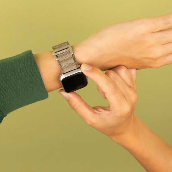imoshion Nylon Alpine bandje Apple Watch Series 1 t/m 9 / SE (38/40/41 mm) | Series 10 / 11 (42 mm) - Olive Green