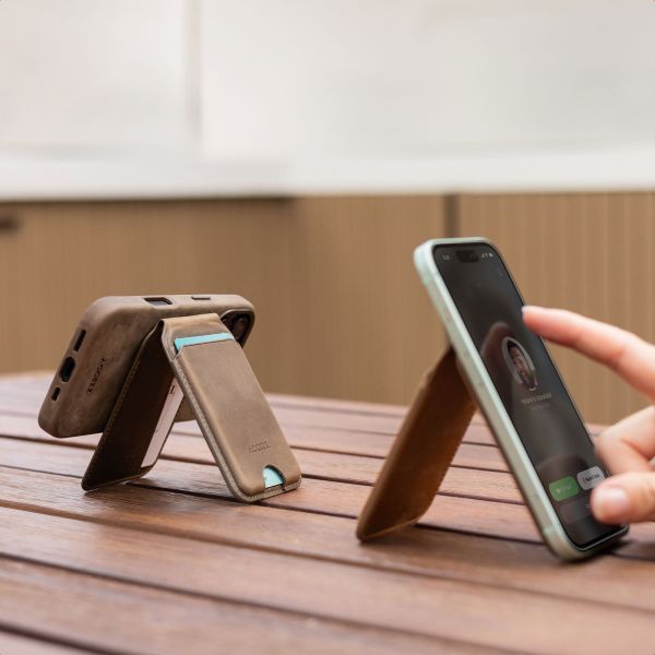 Accezz Vintage Leather MagSafe Kaarthouder met Standaard - Rustic Brown