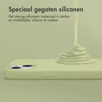 Accezz Liquid Silicone Backcover Apple iPhone 13 - Groen