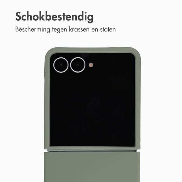 Accezz Liquid Silicone Backcover met MagSafe Samsung Galaxy Z Flip 8 - Cooper Green