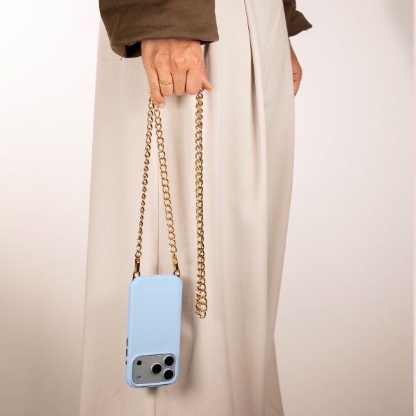 Selencia Rivièra MagSafe Backcover met afneembare haakjes voor de Apple iPhone 14 / 13 - Powder Blue + Bold Chain (130 cm) - Gold