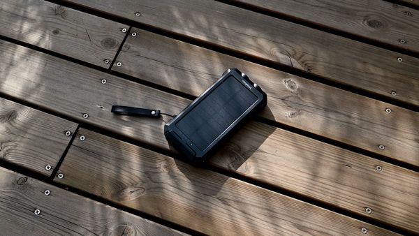 imoshion Solar Powerbank 20.000 mAh - Draadloze powerbank op zonne-energie - Quick Charge en Power Delivery - Zwart