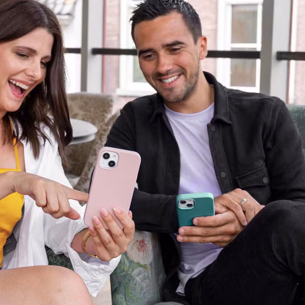 Accezz Liquid Silicone Backcover met MagSafe Apple iPhone 15 Pro - Donkergroen