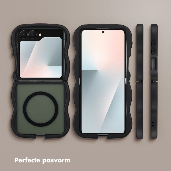 Selencia Wavy Backcover met MagSafe Samsung Galaxy Z Flip 7 - Zwart
