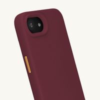 Selencia Rivièra MagSafe Backcover met afneembare haakjes voor de Apple iPhone 17e / 16e - Bold Burgundy + Sorbet Pop Polskoord - Pink