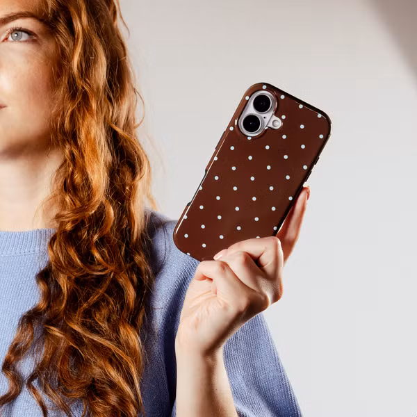 Selencia Vivid Backcover Apple iPhone 12 (Pro) - Happy Dots Chocolate