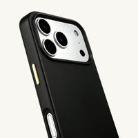 Selencia Rivièra MagSafe Backcover met afneembare haakjes voor de Apple iPhone 17 Pro Max - Velvet Black + Sleek Chain Polskoord - Gold