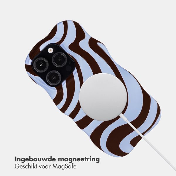 Selencia Vivid Wavy Backcover met MagSafe Apple iPhone 15 Pro - Dream Swirl Chocolate
