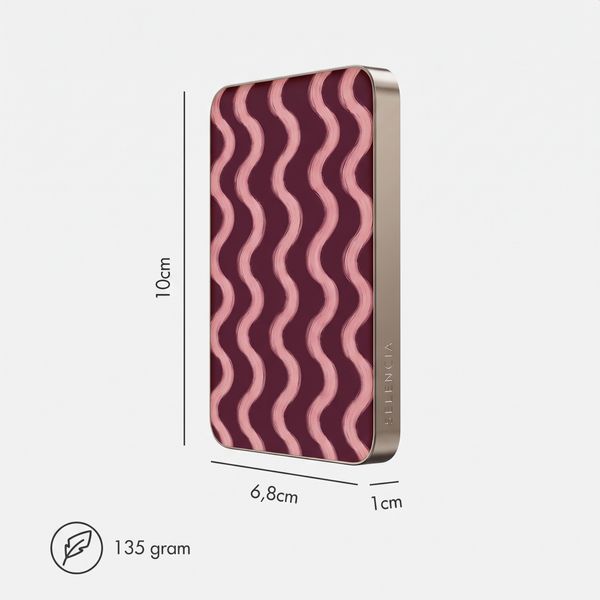 Selencia Vivid Powerbank 5.000 mAh - Draadloze Powerbank - MagSafe en Qi - Desert Gold / Wavy Baby Burgundy