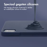 Accezz Liquid Silicone Backcover met penhouder Apple iPad Pro 11 (2022 / 2021 / 2020 / 2018) - Donkerblauw