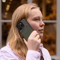 Selencia Riva Backcover met Pashouder Apple iPhone 15 Pro - Sage Green