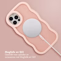 Selencia Wavy Backcover met MagSafe Apple iPhone 12 (Pro) - Soft Pink