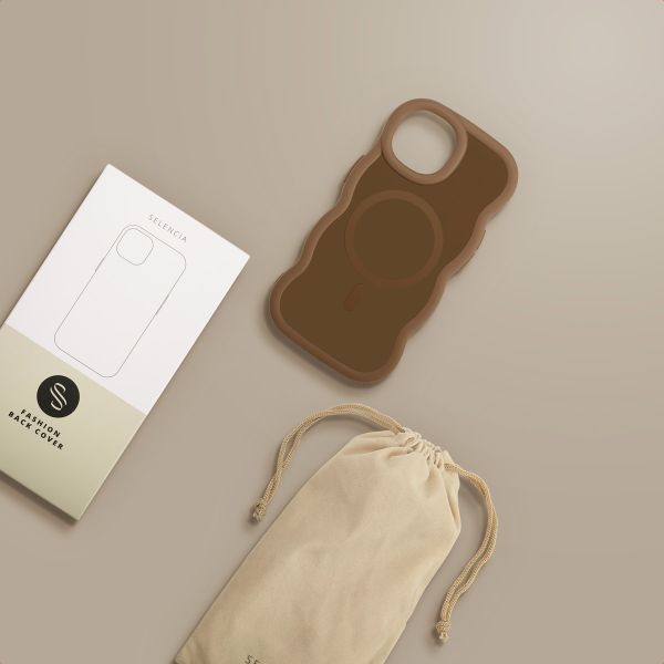 Selencia Wavy Backcover met MagSafe Apple iPhone 15 - Mocha Brown