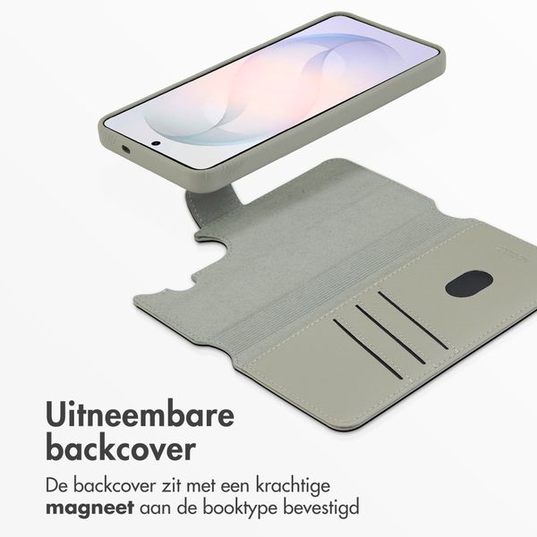 Accezz Leather Bookcase 2-in-1 met MagSafe Samsung Galaxy S26 - Light Grey