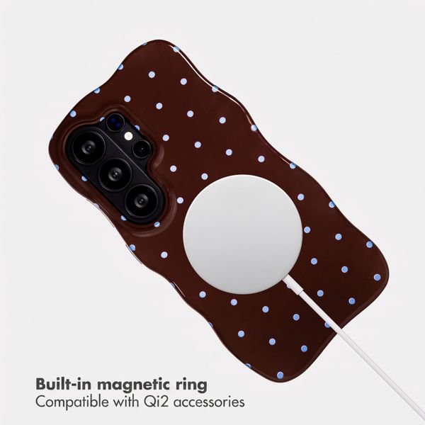 Selencia Vivid Wavy Back Cover with MagSafe Samsung Galaxy S26 Ultra - Happy Dots Chocolate