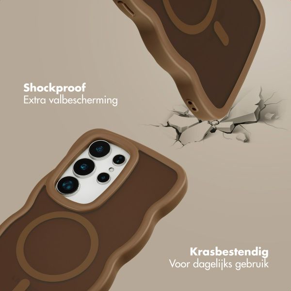 Selencia Wavy Backcover met MagSafe Samsung Galaxy S25 Ultra - Mocha Brown