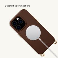 Selencia Rivièra MagSafe Backcover met afneembare haakjes voor de Apple iPhone 16 Pro Max - Choco Brown + Satin Crush Polskoord - Cosmic Candy