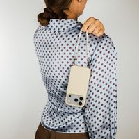 Selencia Rivièra MagSafe Backcover met afneembare haakjes voor de Apple iPhone 15 - Milky Latte + Lova Polskoord - Mocha Brown