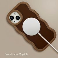 Selencia Wavy Backcover met MagSafe Apple iPhone 15 - Mocha Brown